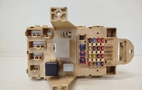 Toyota Yaris Fuse module 827300D040 195214120905