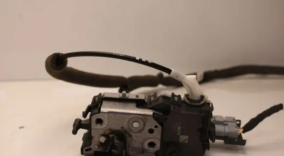 Peugeot Partner Rear door lock 828416