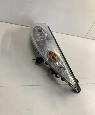 Nissan Juke I F15 Headlight/headlamp