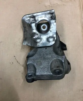 BMW 1 F20 F21 Engine mounting bracket 73681310