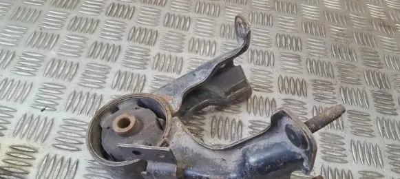 Toyota Avensis T220 Engine mount bracket 560257