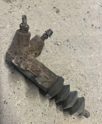 Toyota Avensis T220 Clutch slave cylinder 