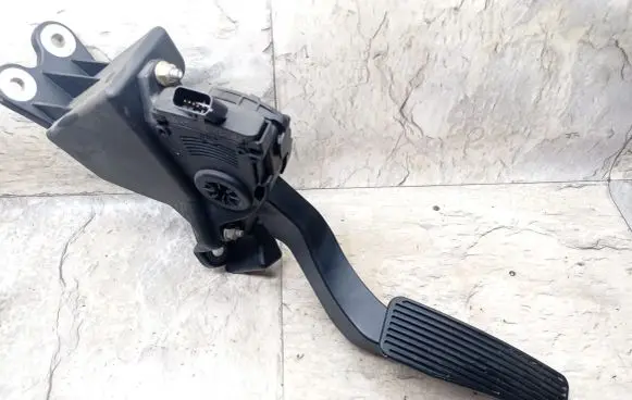 Chrysler 300 - 300C Accelerator throttle pedal 04861714AA 6PV933903