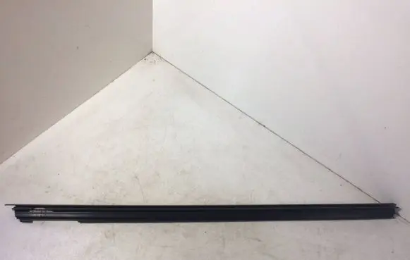 Volkswagen PASSAT B4 Front door glass trim molding 
