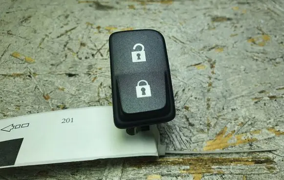 Volvo V50 Central locking switch button 65832
