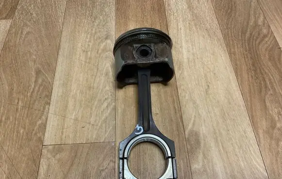 Hyundai Coupe Piston with connecting rod 