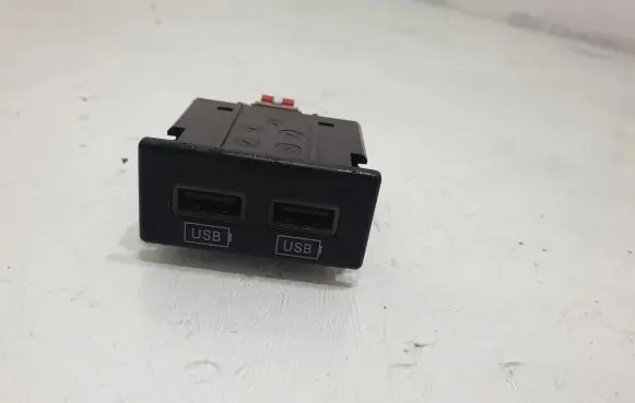 Jeep Grand Cherokee USB socket connector 68145567AA