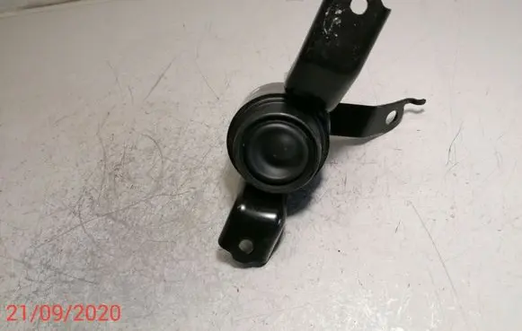 Toyota Yaris Engine mount bracket