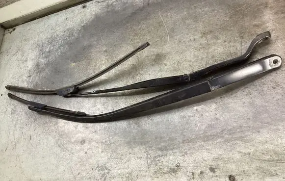 Honda CR-V Front wiper blade arm