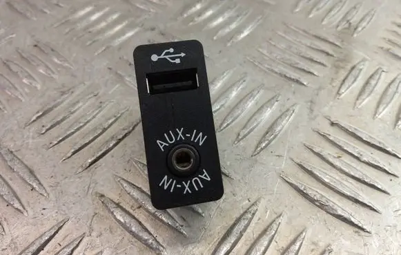 BMW X3 F25 USB socket connector 9237653