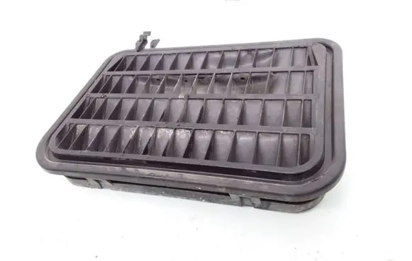 Quarter panel pressure vent