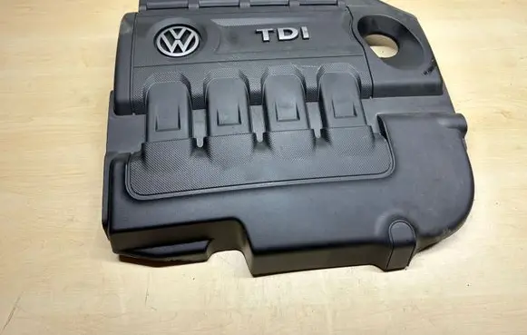 Volkswagen PASSAT B8 Engine cover (trim) 04L103925Q