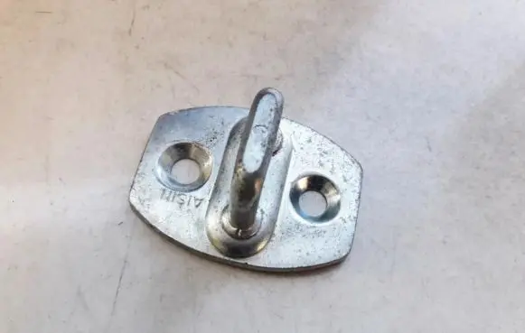 Toyota RAV 4 (XA30) Rear door lock loop/hook striker 
