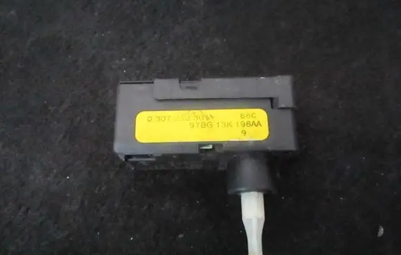Ford Mondeo MK II Headlight level adjustment motor 0307853301 97bg13k198aa