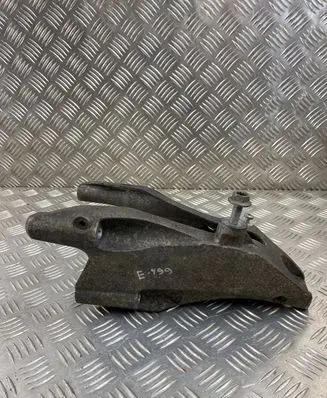 Volkswagen Transporter - Caravelle T6 Engine mounting bracket 7E0199370L