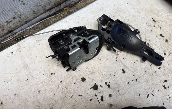 BMW 3 E90 E91 Rear door lock 7060296