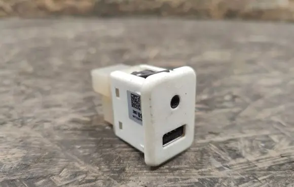 Opel Antara USB socket connector 20870101 T332010C2B