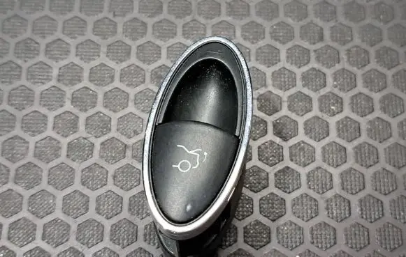 Mercedes-Benz E W211 Tailgate opening switch A2118211151