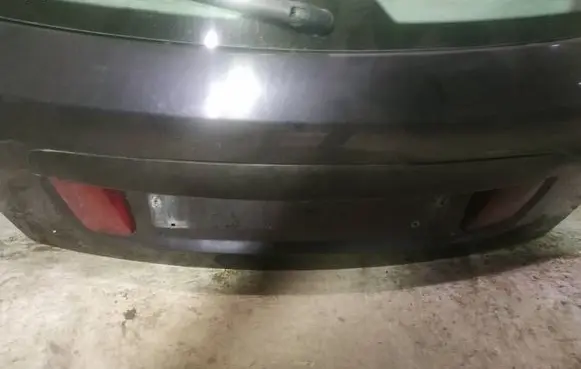 Trunk door license plate light bar