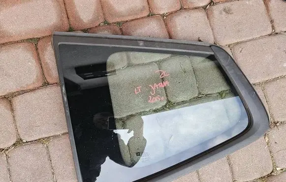 Opel Zafira C Rear side window 