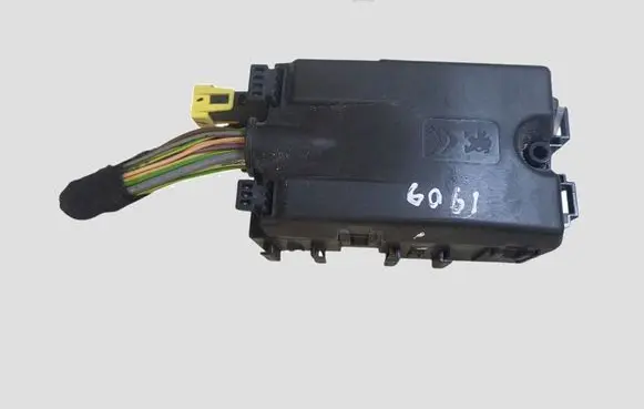 Citroen C4 II Picasso Fuse module 23119 9806192580