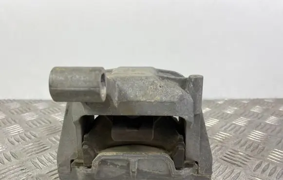 Volkswagen Tiguan Engine mount bracket 5N0199262