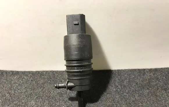 BMW 5 E60 E61 Windscreen/windshield washer pump 488770010