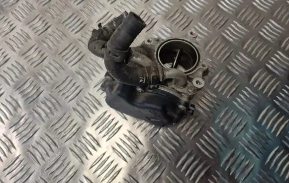 Volkswagen PASSAT B8 Throttle valve 04L128059R 04L128063R