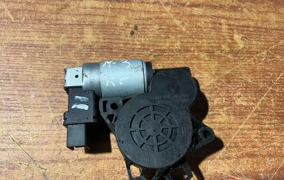 Mazda 3 I Front door window regulator motor GJ6A5958X