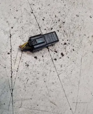 Volvo S80 Glow plug pre-heat relay 0281003047