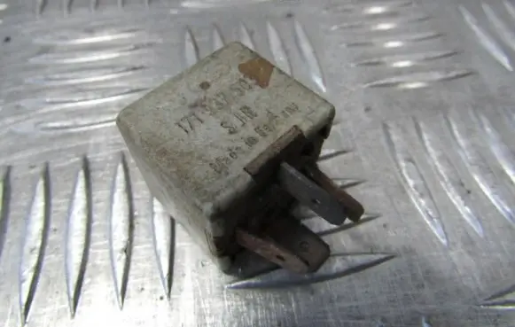 Volkswagen Golf III Other relay 171937503