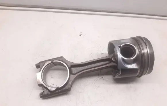 Volvo XC70 Piston with connecting rod
