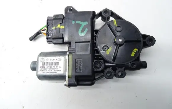 Hyundai ix20 Front door window regulator motor 824501P010