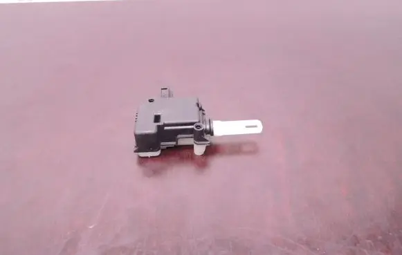 Volvo C70 Fuel tank cap lock motor 806624 D71