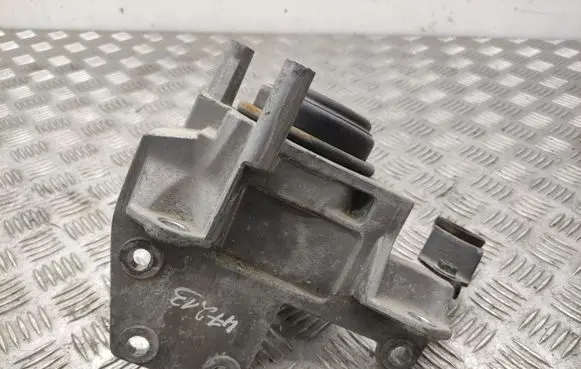 Nissan X-Trail T32 Engine mount bracket