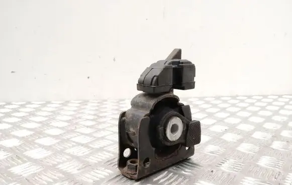 Lexus CT 200H Engine mount bracket 