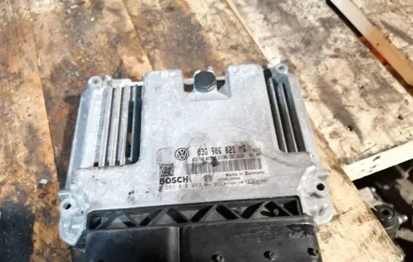 Volkswagen Touran I Engine control unit/module 03G906021MG 0281014043