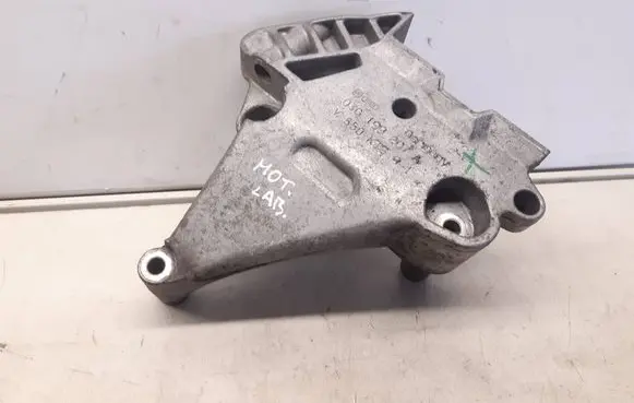 Volkswagen PASSAT B6 Engine mounting bracket 03G199207A V550KTS81