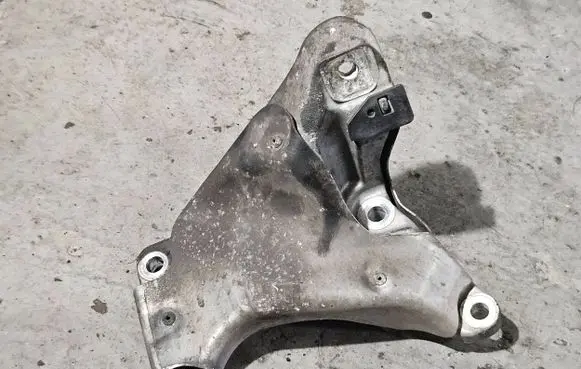 BMW 1 E82 E88 Engine mounting bracket 6772156