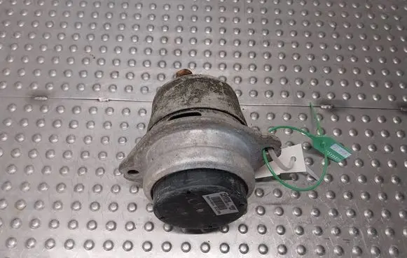 Engine mount vacuum valve