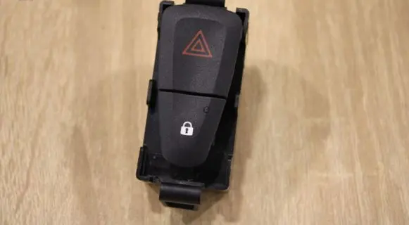 Renault Megane III Hazard light switch 252100502R