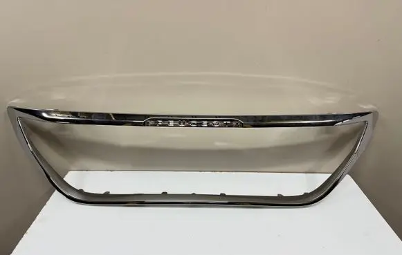 Front bumper upper radiator grill