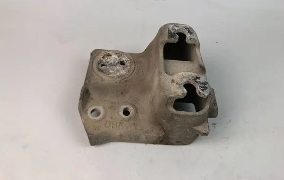 Subaru Outback Engine mounting bracket
