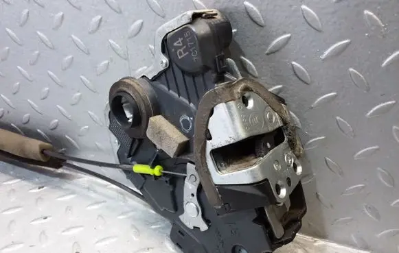 Lexus IS 220D-250-350 Front door lock 7C1715