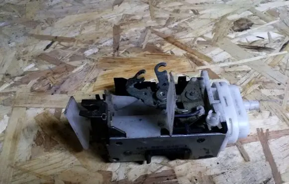 Audi A6 S6 C4 4A Front door lock 4A1837016J