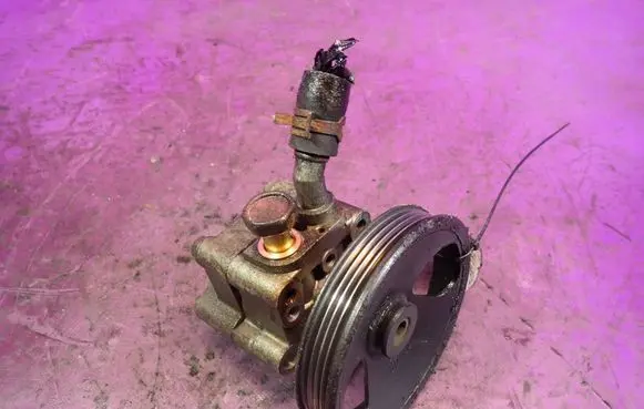 Nissan Almera Tino Power steering pump