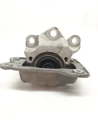 Volvo XC90 Engine mount bracket