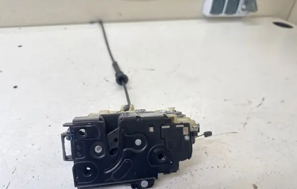 Volkswagen Transporter - Caravelle T5 Front door lock 7E1837016A