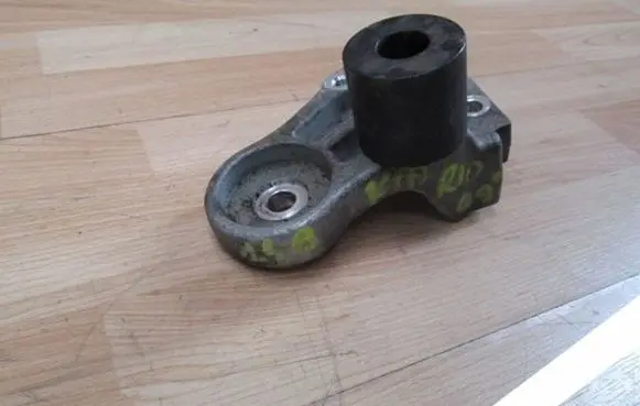KIA Rio Engine mounting bracket