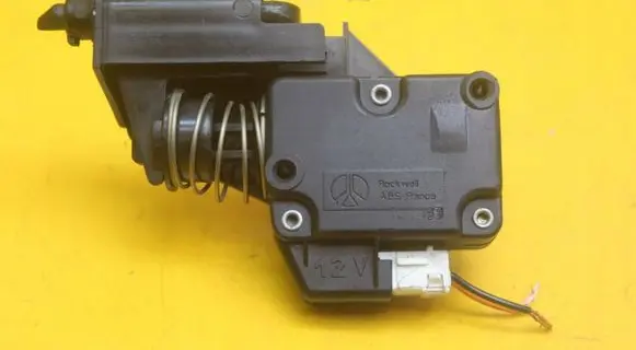 Fuel tank cap lock